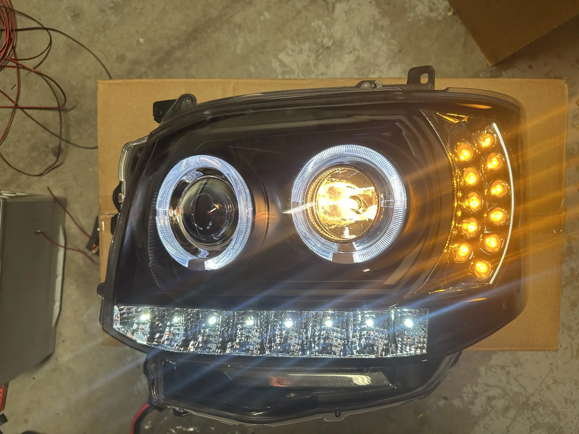 Toyota-Hiace-Headlamp